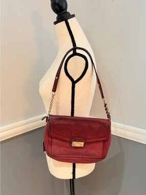 Cole Haan Mulberry Red leather shoulder bag with gold chain and leather-strap.